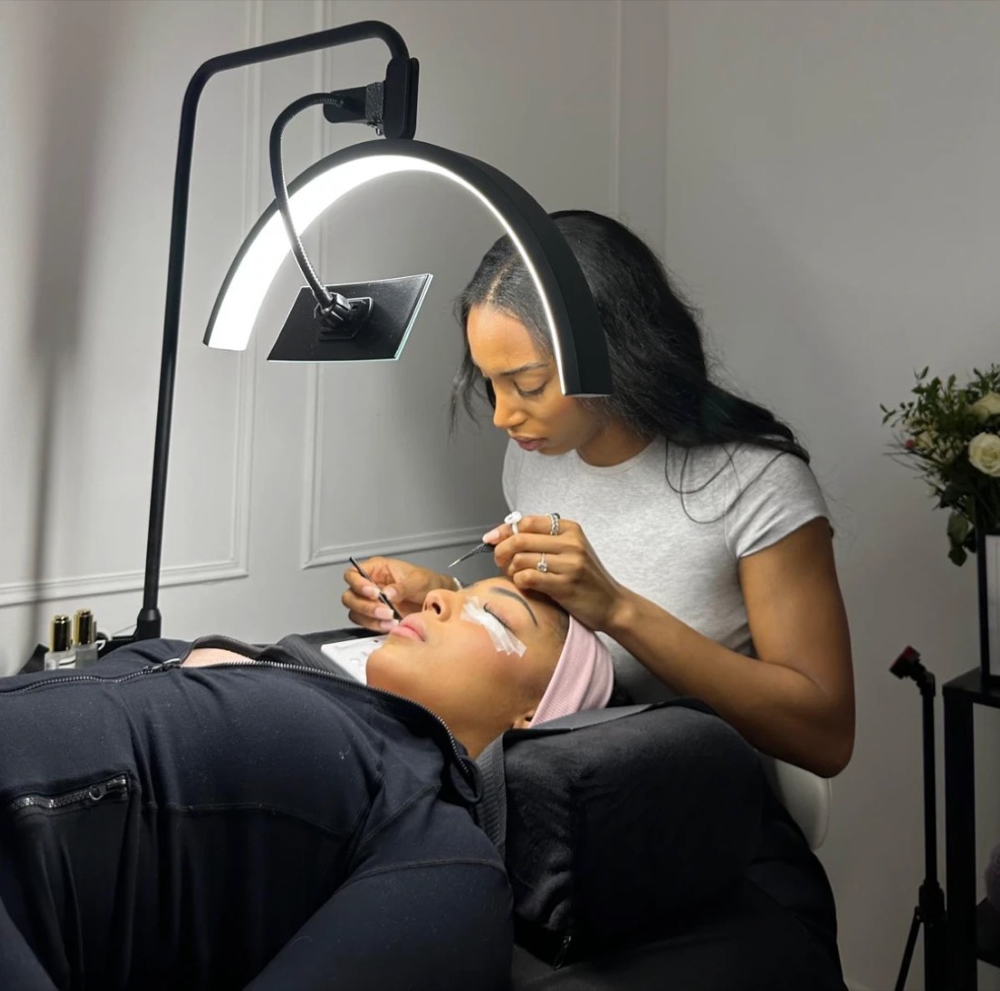 July en train de poser des extensions de cils